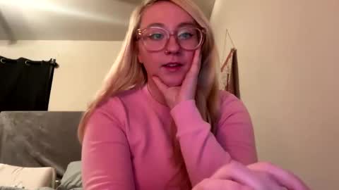 Snapshot of vanillapuddingpie chatting on January 19, 2:57 am vanillapuddingpie online show from January 19, 2:57 am