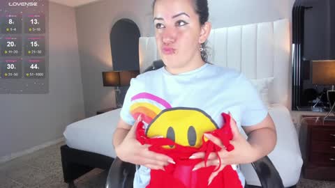 Snapshot of vanitysex chatting on December 11, 11:41 am Karine online show from December 11, 11:41 am