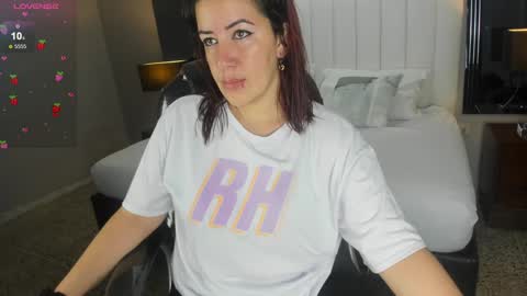 Snapshot of vanitysex chatting on December 18, 11:34 am Karine online show from December 18, 11:34 am