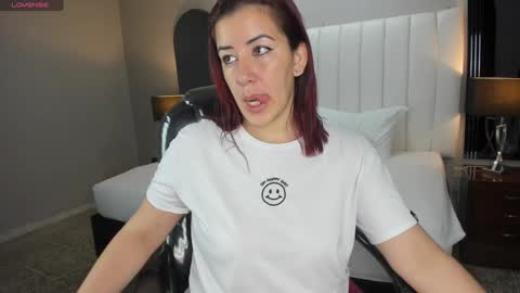 Snapshot of vanitysex chatting on February 6, 11:32 am Karine online show from February 6, 11:32 am