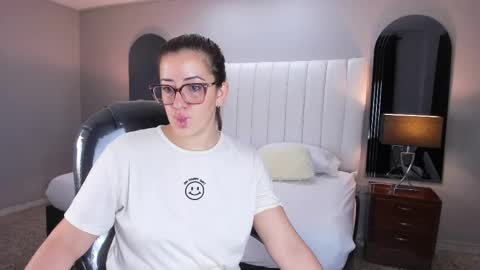 Snapshot of vanitysex chatting on October 14, 11:33 am Karine online show from October 14, 11:33 am