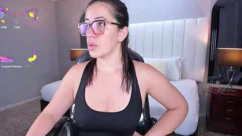 Snapshot of vanitysex chatting on October 30, 11:33 am Karine online show from October 30, 11:33 am