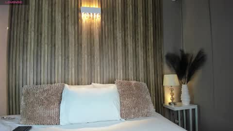 V A N N E S A   online show from November 24, 11:32 am