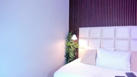 V A N N E S A   online show from November 28, 11:35 am