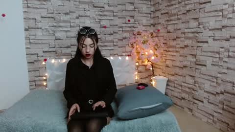 Snapshot of vanse_lust chatting on December 4, 3:37 am Karuna online show from December 4, 3:37 am