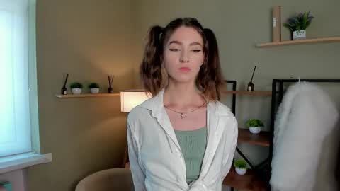 Snapshot of vanvanvibe chatting on May 18, 10:43 am Charline online show from May 18, 10:43 am