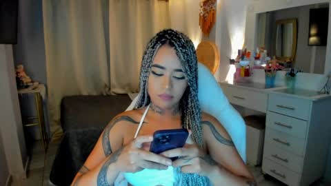Snapshot of vayolett_bass chatting on March 31, 4:46 am Vayolett Bass online show from March 31, 4:46 am