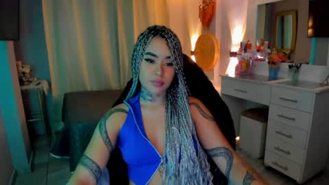 Snapshot of vayolett_bass chatting on April 1, 6:36 am Vayolett Bass online show from April 1, 6:36 am
