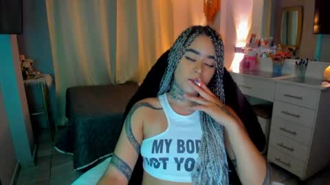 Snapshot of vayolett_bass chatting on April 2, 8:23 am Vayolett Bass online show from April 2, 8:23 am