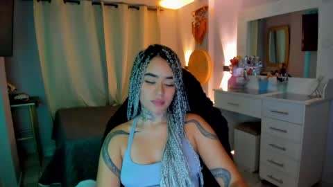 Snapshot of vayolett_bass chatting on April 28, 5:34 am Vayolett Bass online show from April 28, 5:34 am