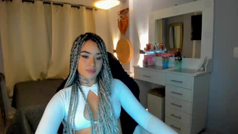 Snapshot of vayolett_bass chatting on April 29, 5:00 am Vayolett Bass online show from April 29, 5:00 am