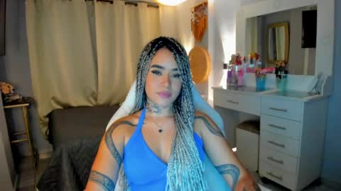 Snapshot of vayolett_bass chatting on May 1, 6:40 am Vayolett Bass online show from May 1, 6:40 am