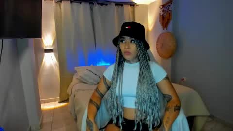 Snapshot of vayolett_bass chatting on May 3, 3:23 am Vayolett Bass online show from May 3, 3:23 am