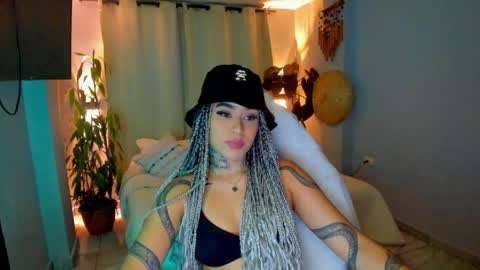 Snapshot of vayolett_bass chatting on May 4, 7:15 am Vayolett Bass online show from May 4, 7:15 am