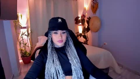 Snapshot of vayolett_bass chatting on May 8, 6:41 am Vayolett Bass online show from May 8, 6:41 am