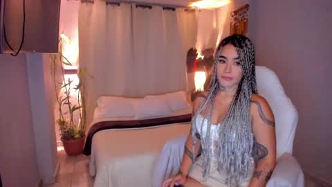 Snapshot of vayolett_bass chatting on May 18, 5:57 am Vayolett Bass online show from May 18, 5:57 am