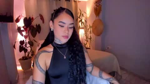 Snapshot of vayolett_bass chatting on June 24, 8:13 am Vayolett Bass online show from June 24, 8:13 am