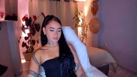 Snapshot of vayolett_bass chatting on June 25, 5:23 am Vayolett Bass online show from June 25, 5:23 am
