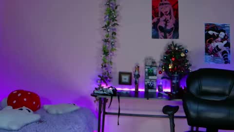 Snapshot of vayolett_dakotta chatting on December 25, 5:58 pm Vayolett online show from December 25, 5:58 pm