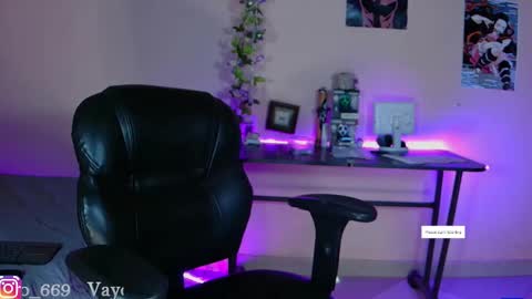 Snapshot of vayolett_dakotta chatting on January 15, 2:02 pm Vayolett online show from January 15, 2:02 pm