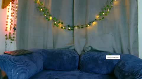 Snapshot of vayolett_dakotta chatting on November 20, 4:01 am Vayolett online show from November 20, 4:01 am