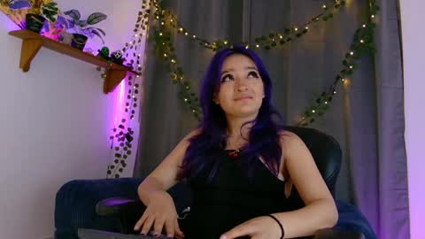 Snapshot of vayolett_dakotta chatting on November 29, 11:41 pm Vayolett online show from November 29, 11:41 pm