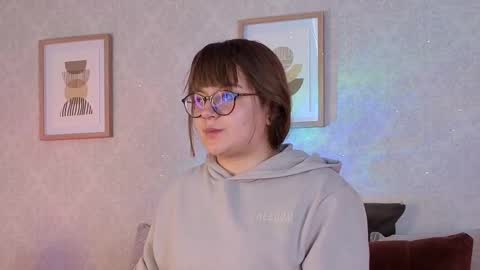 Vee Simons online show from October 8, 8:28 pm