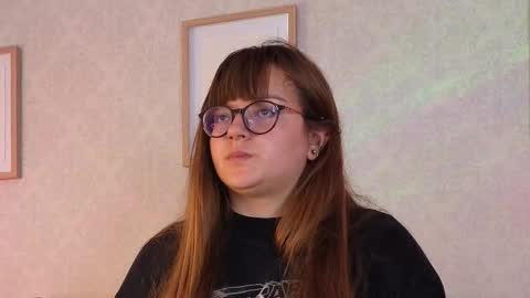 Vee Simons online show from October 13, 7:36 pm