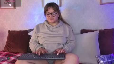 Vee Simons online show from November 5, 10:10 pm