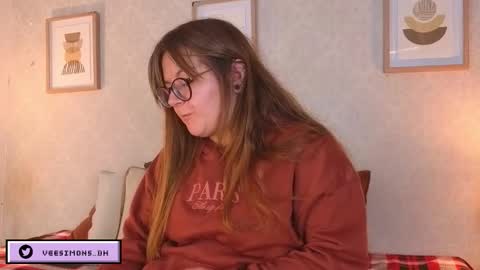 Vee Simons online show from February 25, 7:45 pm