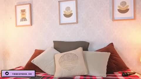 Vee Simons online show from March 7, 7:44 pm