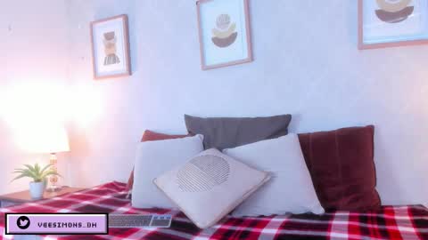 Vee Simons online show from March 14, 8:25 pm