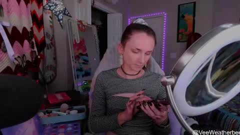 Snapshot of veeweatherbee chatting on April 28, 12:53 am Violet Weatherbee online show from April 28, 12:53 am