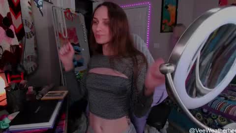 Snapshot of veeweatherbee chatting on May 12, 12:41 am Violet Weatherbee online show from May 12, 12:41 am