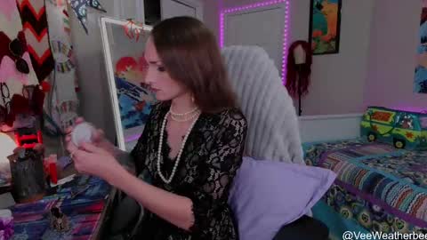 Snapshot of veeweatherbee chatting on May 16, 12:40 am Violet Weatherbee online show from May 16, 12:40 am