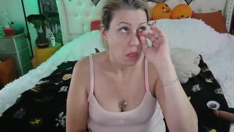 Snapshot of vegas_danielle chatting on October 30, 8:38 am Vegas Dani online show from October 30, 8:38 am