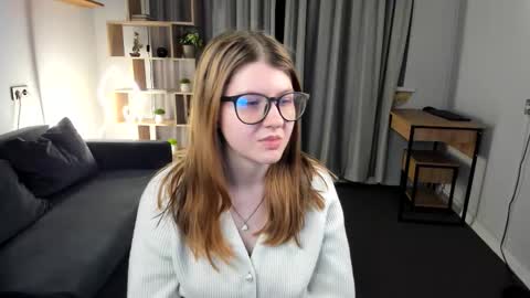 Snapshot of velinavoss chatting on January 17, 2:00 pm Alice online show from January 17, 2:00 pm