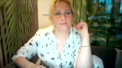 Snapshot of velka_raspberry chatting on June 5, 8:14 pm velka_raspberry online show from June 5, 8:14 pm
