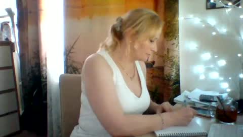 Snapshot of velka_raspberry chatting on June 21, 9:12 am velka_raspberry online show from June 21, 9:12 am