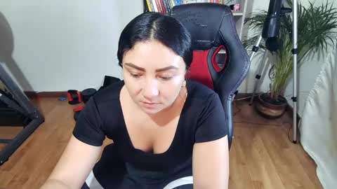 Snapshot of vellarossa chatting on January 18, 2:25 am Im VelaI will be Christmas and New Year with my family December 22 to January 13 I will miss you guys. online show from January 18, 2:25 am