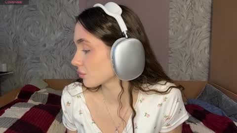 Nia online show from April 3, 3:43 pm