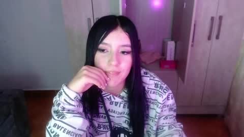 Snapshot of velvet_28_ chatting on November 16, 2:17 am velvet_28_ online show from November 16, 2:17 am