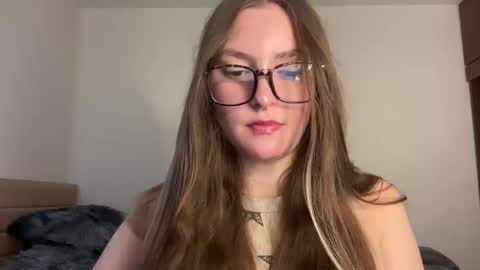 Snapshot of velvet__moon chatting on May 4, 9:55 pm Sophi online show from May 4, 9:55 pm