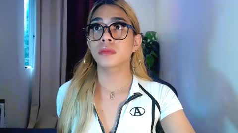 velvet_delux69 online show from October 9, 10:30 pm