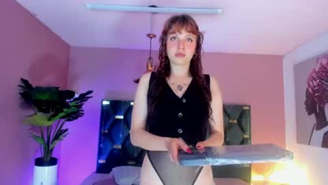 Snapshot of velvet_dreams_ chatting on June 9, 11:44 am Isabella online show from June 9, 11:44 am