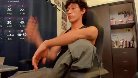 Snapshot of velvet_skyn chatting on June 16, 1:41 am juansito online show from June 16, 1:41 am