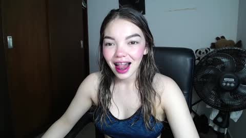 Snapshot of venelope1 chatting on December 8, 3:32 am Venelope 3 online show from December 8, 3:32 am