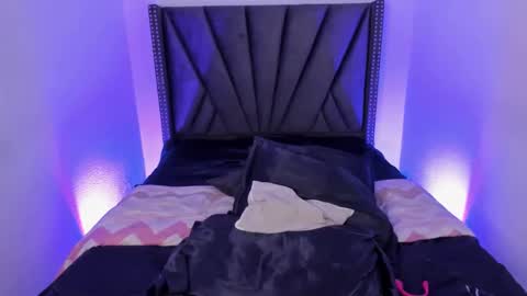 Snapshot of venezuelangoddess chatting on March 5, 1:42 am Miss B. online show from March 5, 1:42 am