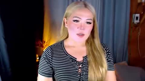 Snapshot of venus_colly chatting on June 11, 1:49 am I am Colly Your mystery girl online show from June 11, 1:49 am