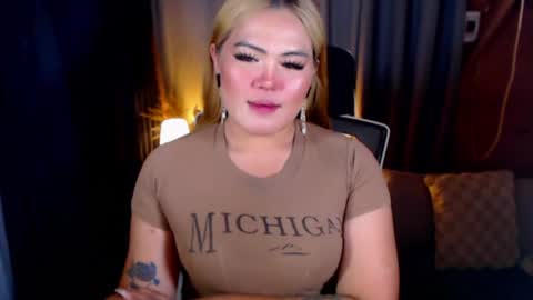 Snapshot of venus_colly chatting on July 15, 3:23 am I am Colly Your mystery girl online show from July 15, 3:23 am